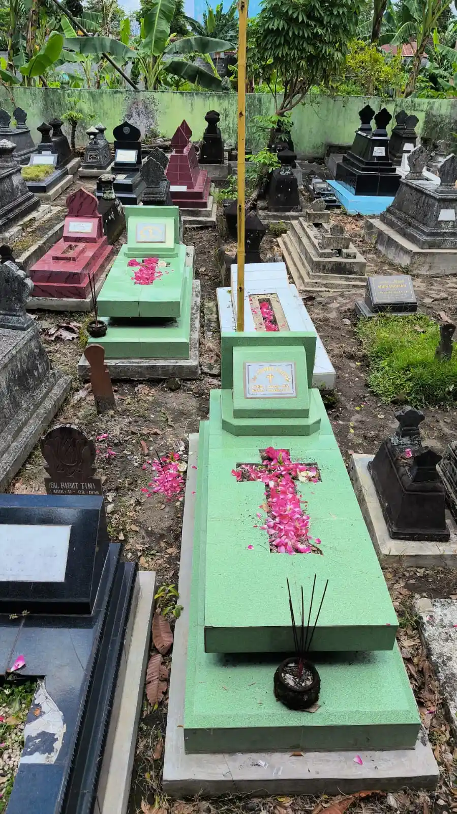 Bongkar Makam